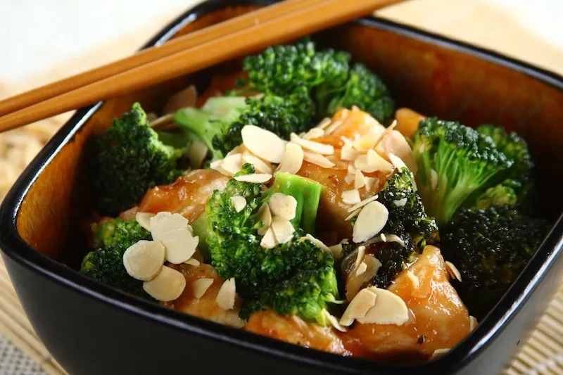 r&oacute;żnorodność dań z brokułem i kurczakiem