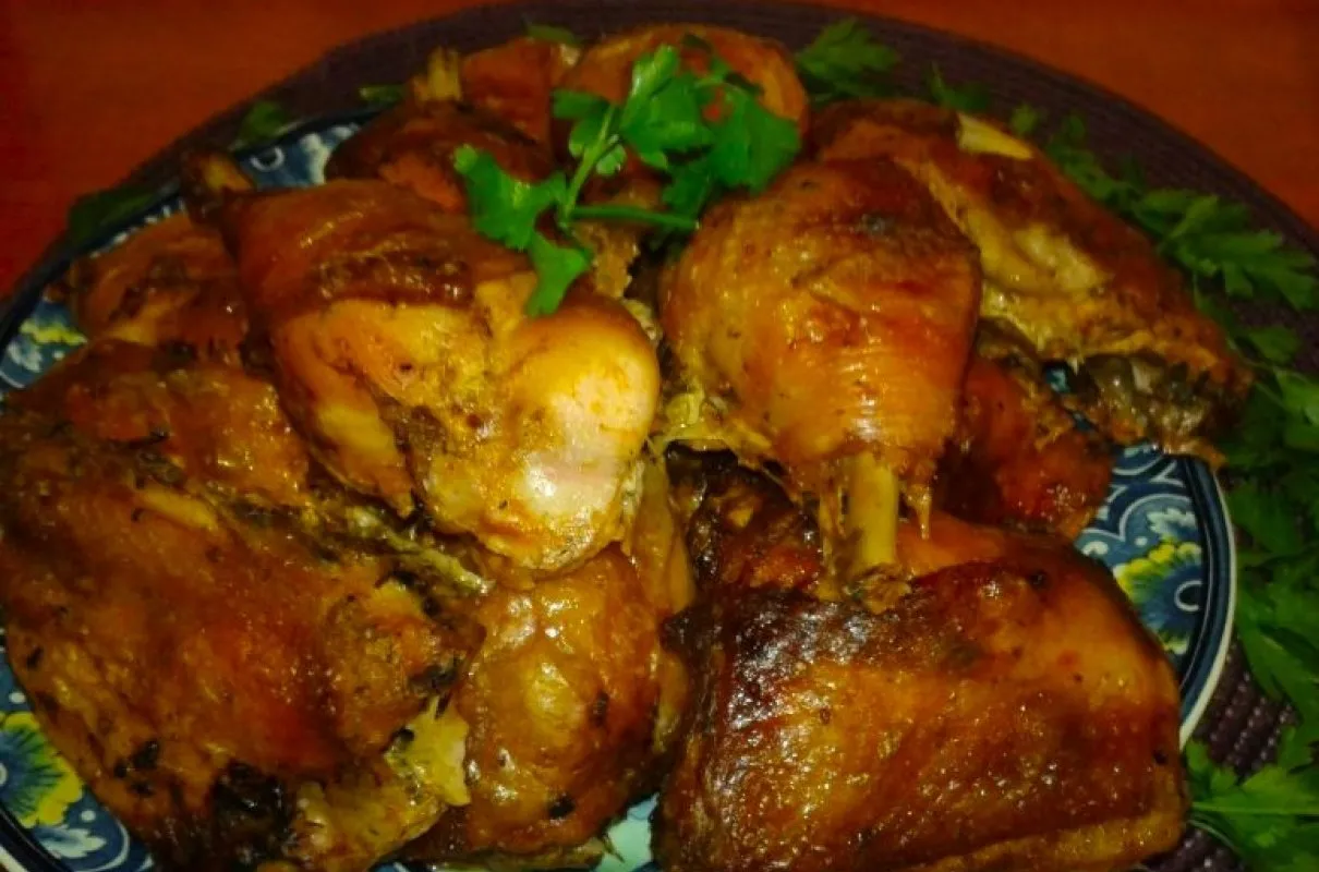 Złociste, pieczone udka z kurczaka, idealne z ulubionymi przyprawami. Pyszne danie, które zachwyci każdego.