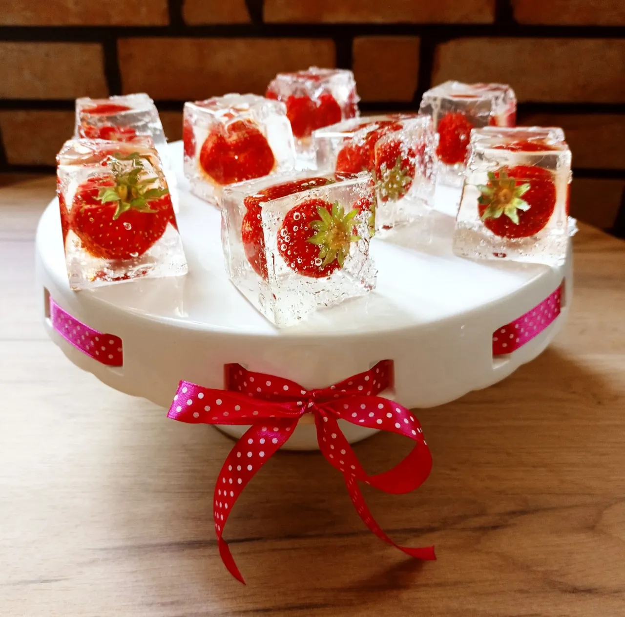 kostki lodu w misce z galaretką