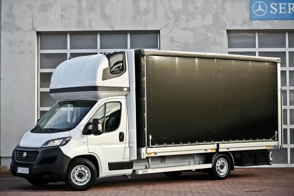 Rodzaje busów transportowych do 3.5 tony (blaszak, plandeka, chłodnia)