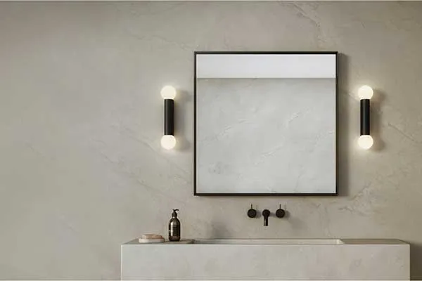 prawidłowe oświetlenie lustra w łazience kinkiety po obu stronach