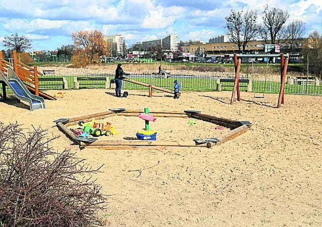 Przegląd techniczny placu zabaw wymiana piasku