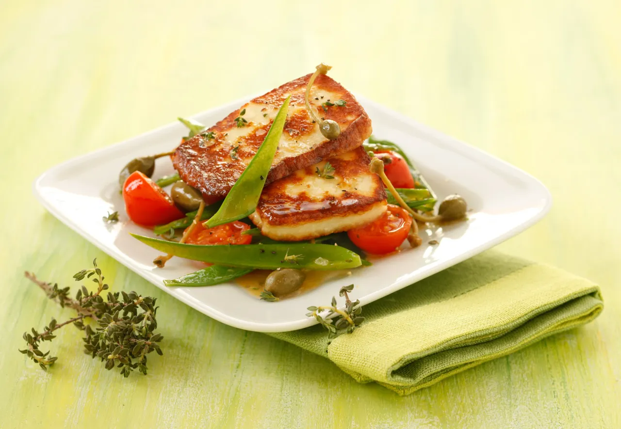 gebratener Halloumi mit Gem&uuml;se in einer gusseisernen Pfanne