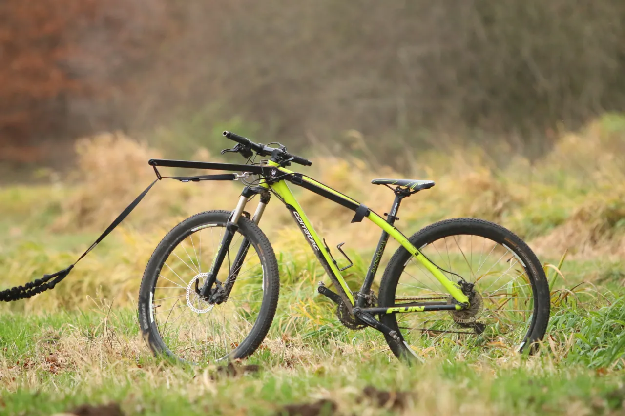 Rowerzysta podjeżdżający pod górę, z wysiłkiem