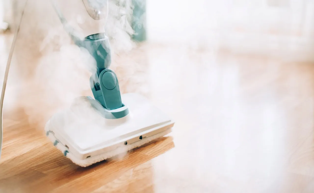 Mop parowy używany na różnych rodzajach podłóg - zbliżenie na płytki i panele