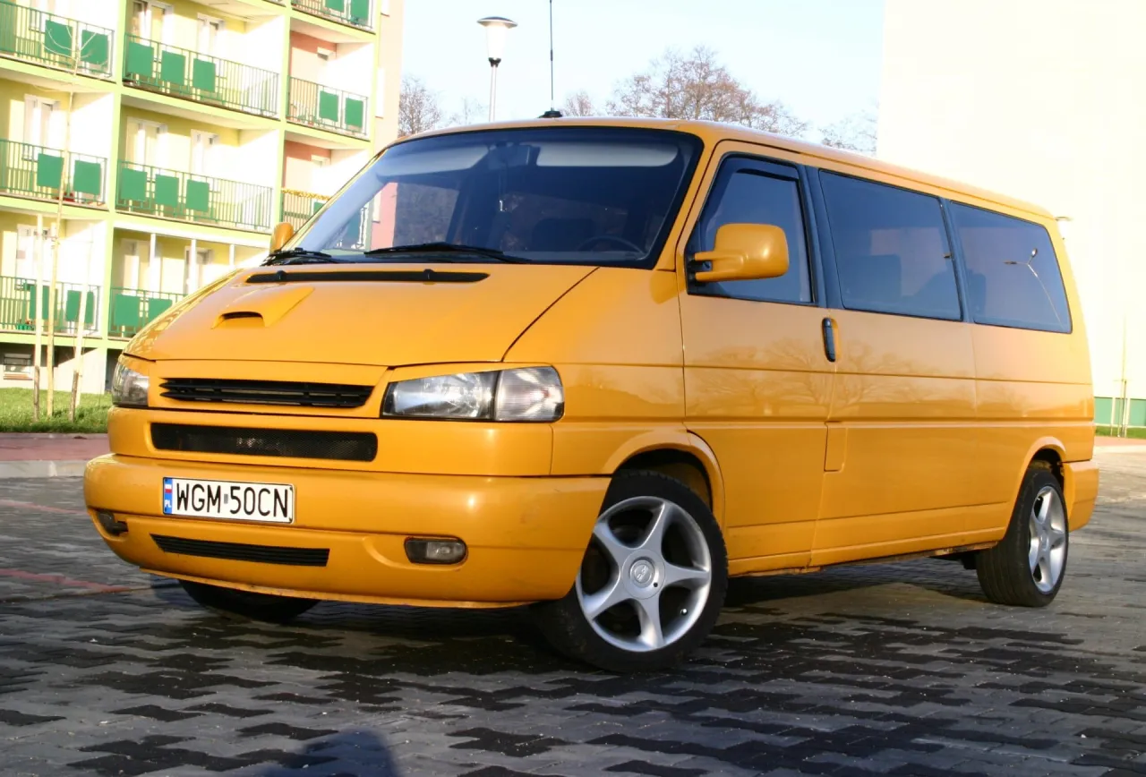 Ż&oacute;łty bus, idealny na rodzinne wyjazdy, może być Twoim wymarzonym transportem. Jaki bus do 10 tys. znajdziesz w najlepszym stanie?