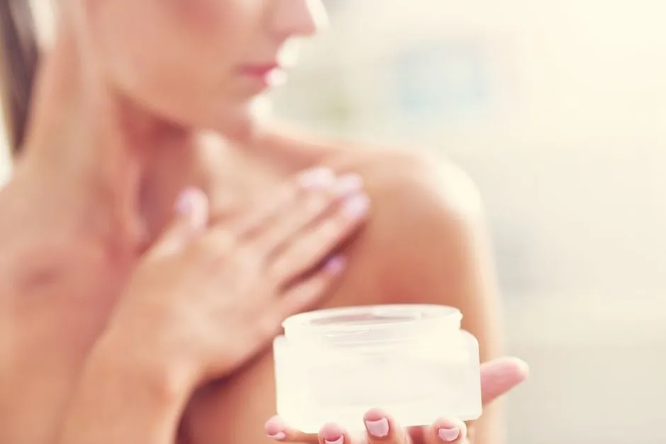 kobieta nakładająca krem ujędrniający na biust