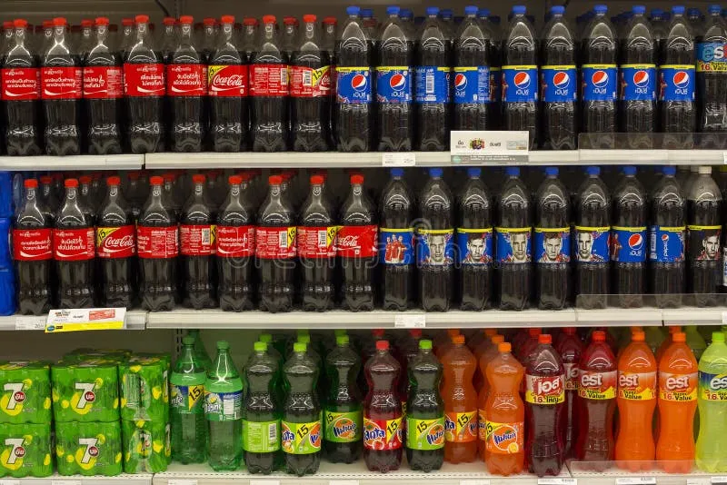 Sklep spożywczy półka z napojami Fanta