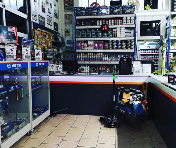 magasin de pièces détachées automobiles intérieur