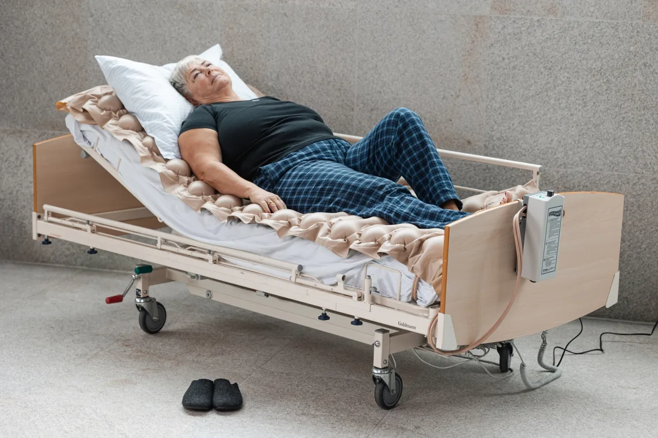 Materac przeciwodleżynowy i poduszki