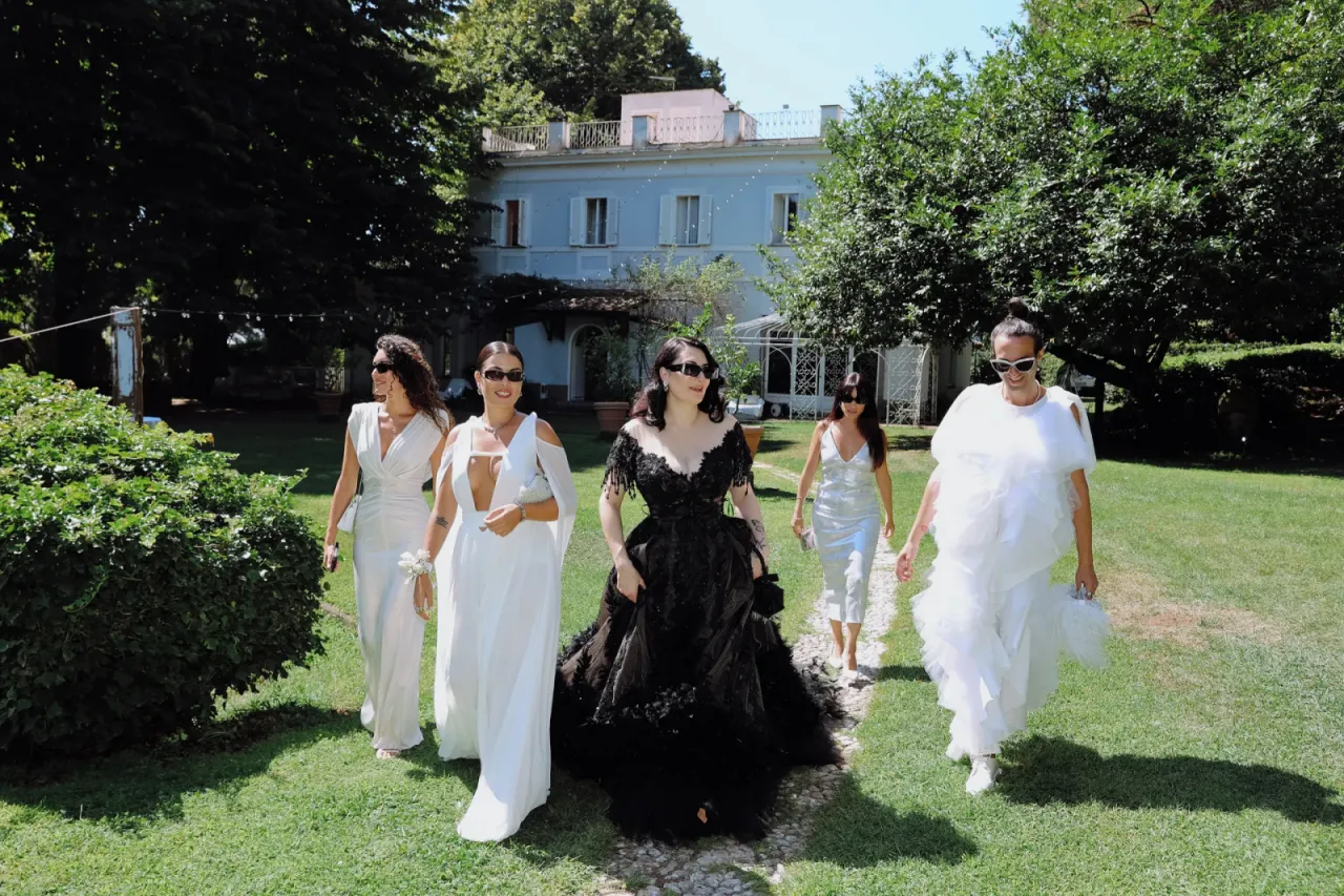 panna młoda w czarnej sukni