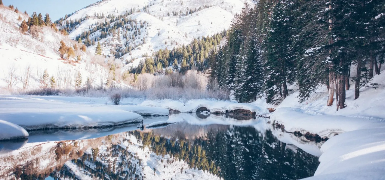 Malowniczy górski krajobraz z widokiem na szlaki