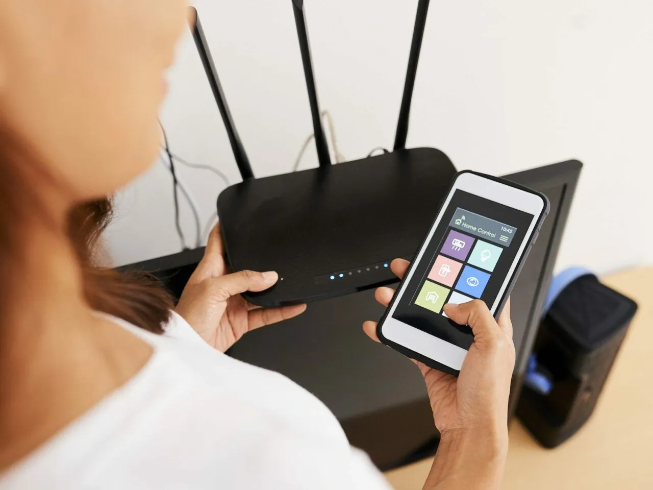 router wifi ze świecącymi diodami i znak zapytania