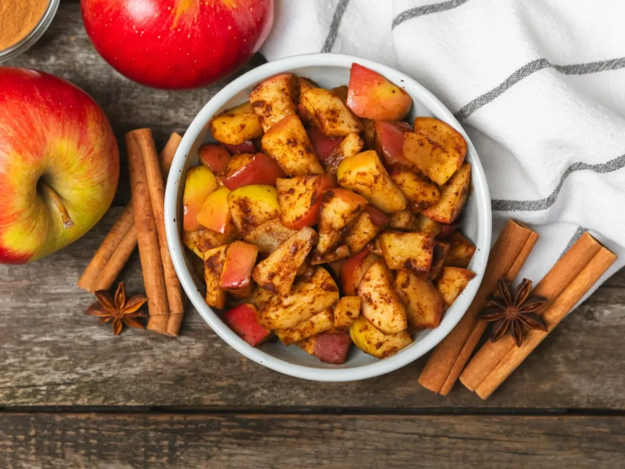 smażenie jabłek na patelni