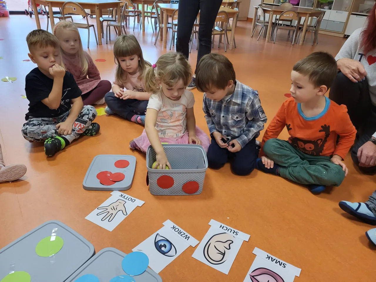 dziecko odkrywające różne zmysły zabawą