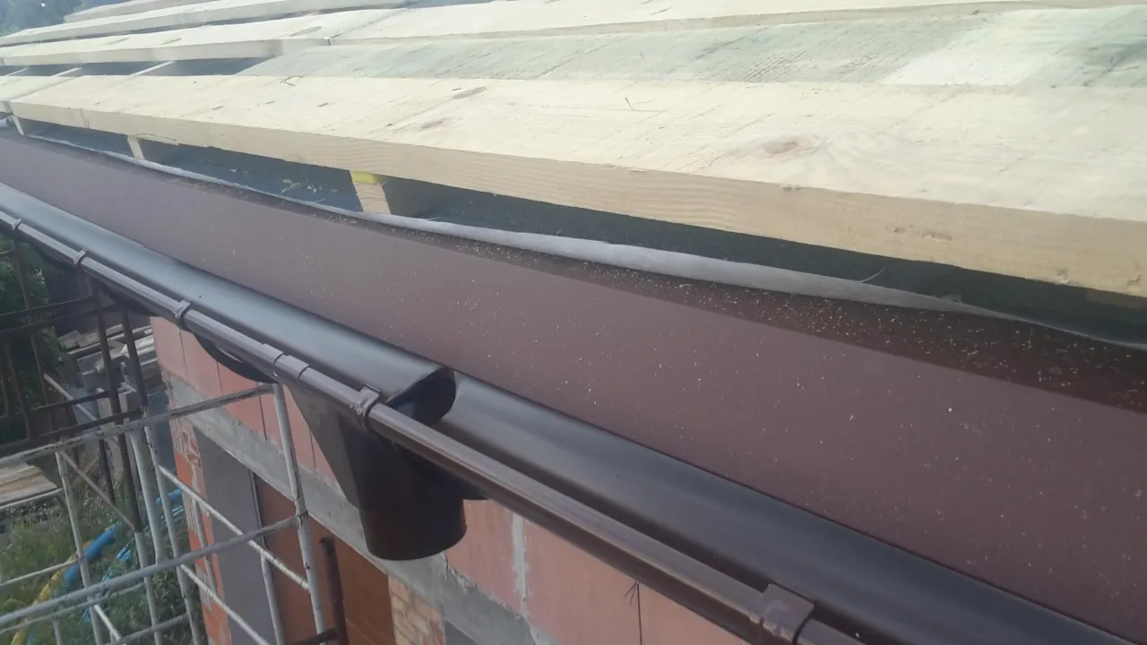 Prawidłowe wypuszczenie pasa nadrynnowego do rynny