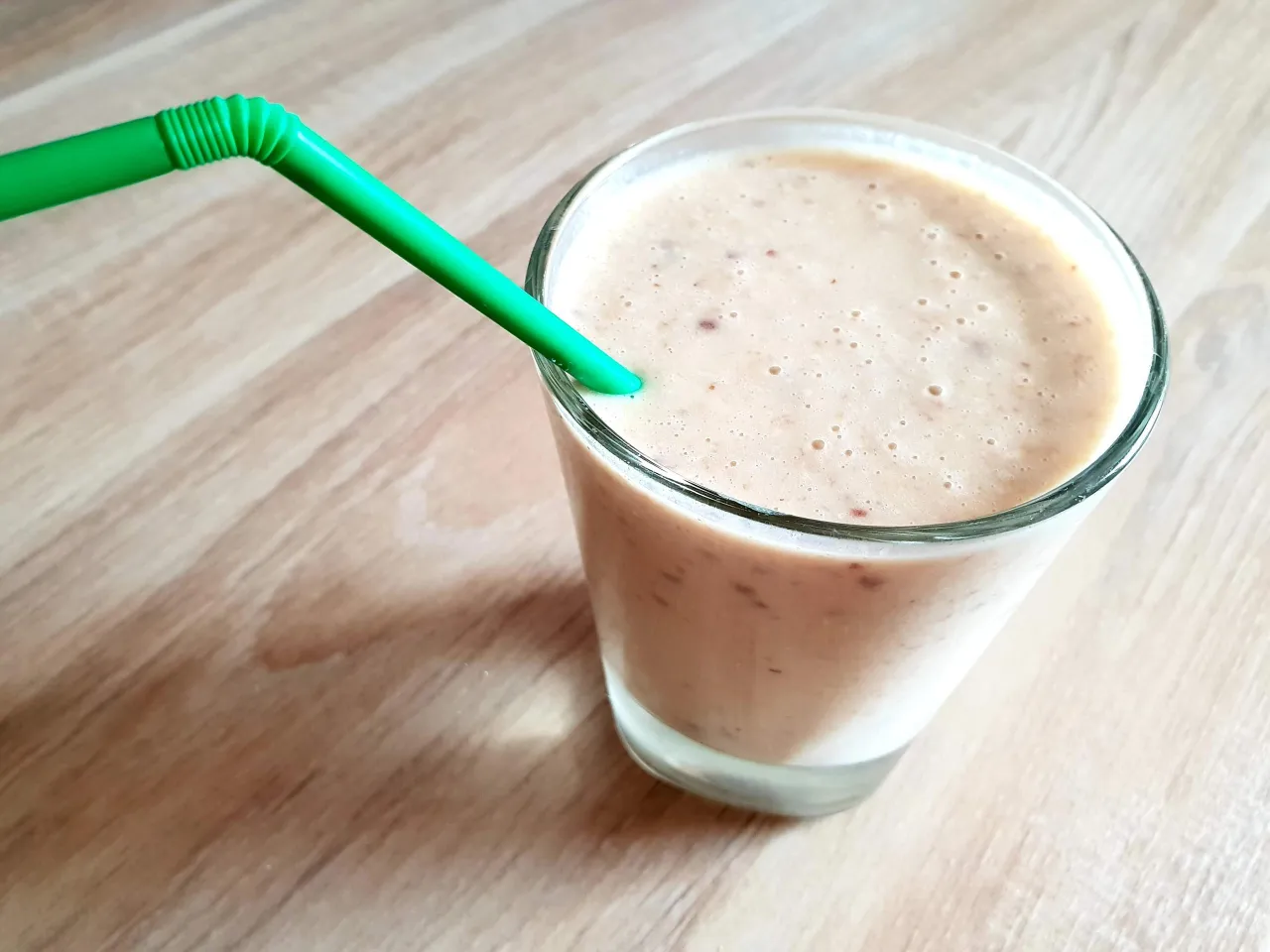 koktajl energetyczny z bananem i masłem orzechowym