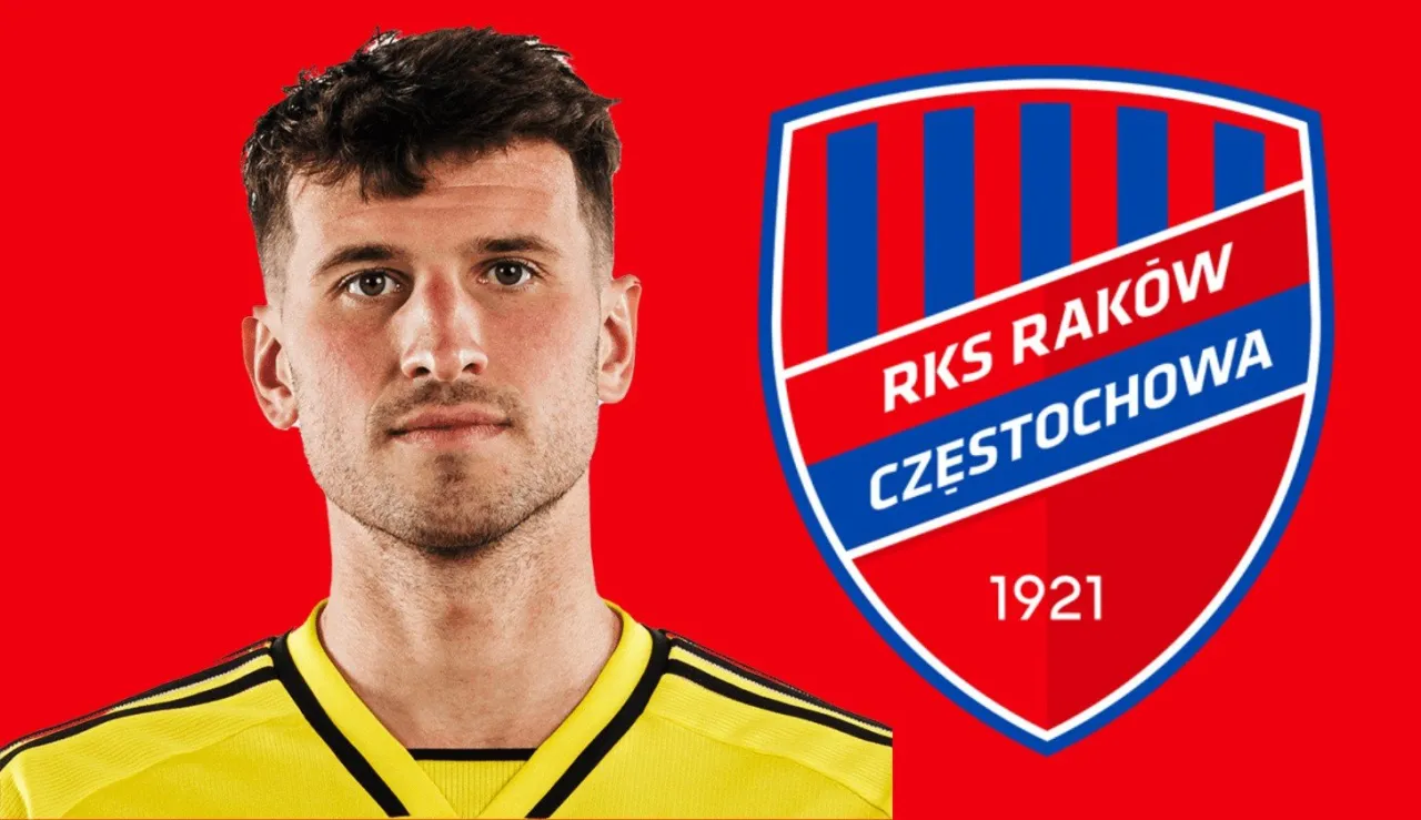 Młody zawodnik Rakowa Częstochowa w żółtej koszulce obok herbu klubu.