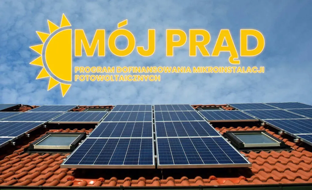 Panele fotowoltaiczne na dachu domu z logo Mój Prąd