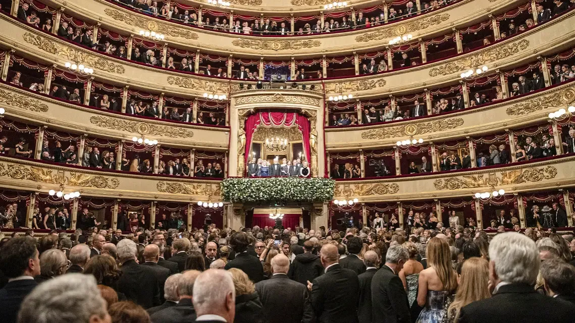Elegancka publiczność w operze, ludzie w strojach wieczorowych