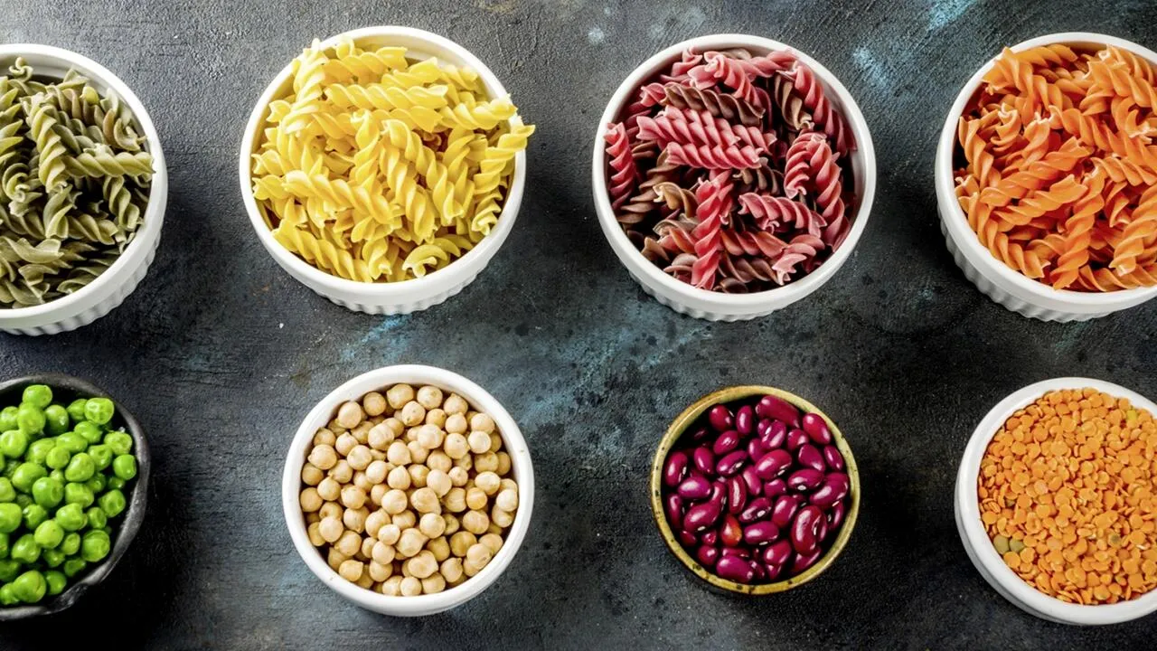 Vergleich von Zoodles, Linsennudeln und normalen Spaghetti