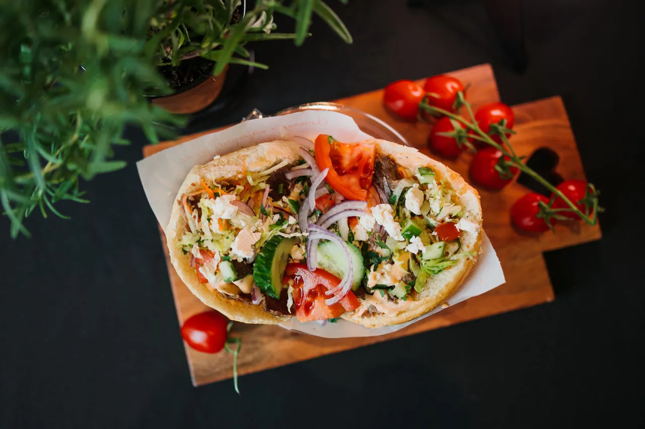 Pyszny kebab z mięsem, warzywami i serem feta. Zobacz, z czego jest kebab, by poznać jego sekret!