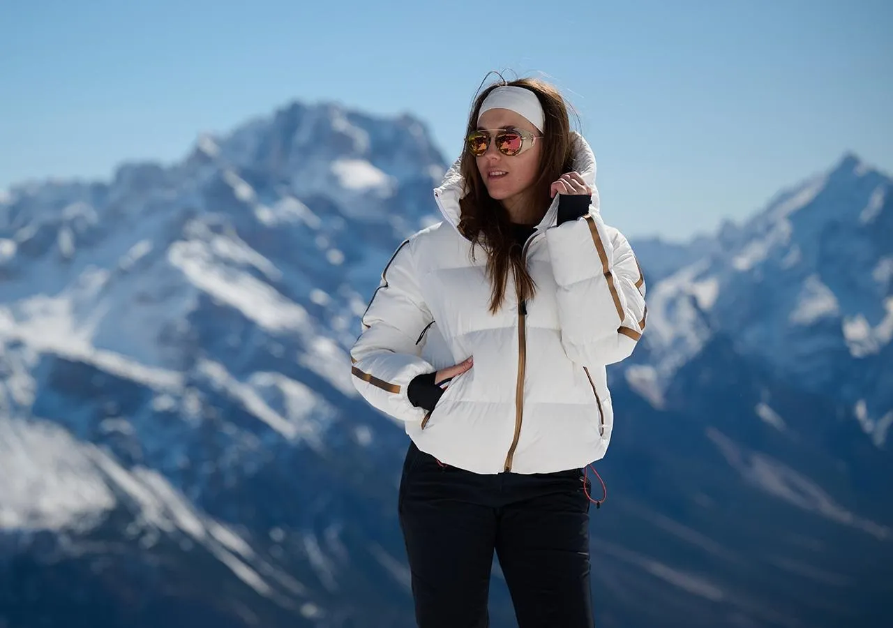 Stylowa biała, puchowa kurtka w g&oacute;ry z brązowymi detalami, idealna na zimowe szaleństwa.