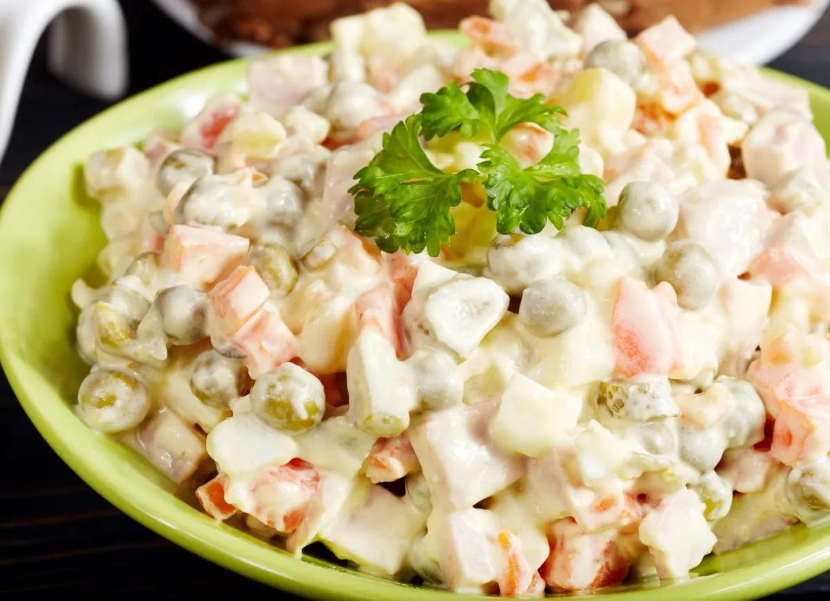 jak przygotować sałatkę jarzynową żeby nie kwaśniała, studzenie warzyw do sałatki