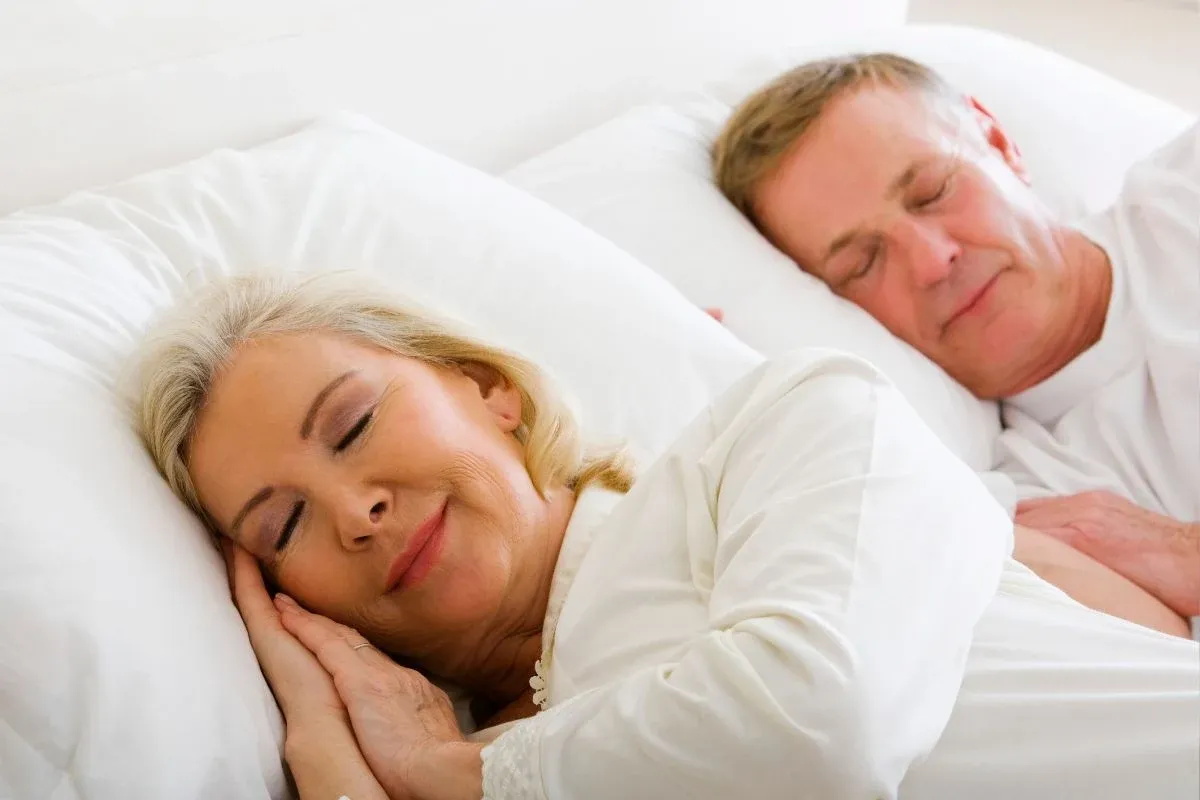 mężczyzna spokojnie śpiący