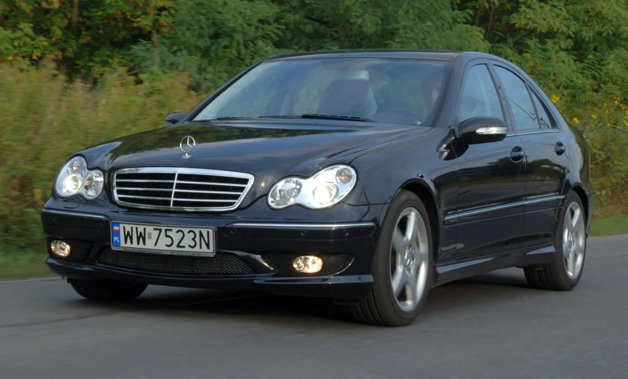 Czarny Mercedes W203 1.8 Kompressor w ruchu, z widocznym grillem i reflektorami.