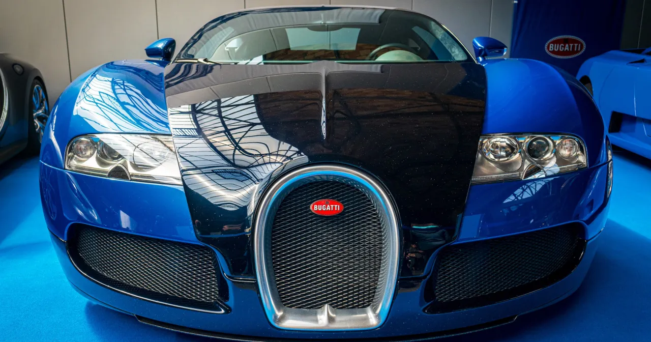 Błękitny Bugatti Veyron z charakterystycznym grillem. Ile jest Bugatti w Polsce? Trudno powiedzieć, ale ten jeden robi wrażenie.