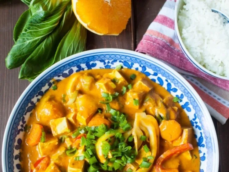 kolorowe warzywa do curry na desce do krojenia