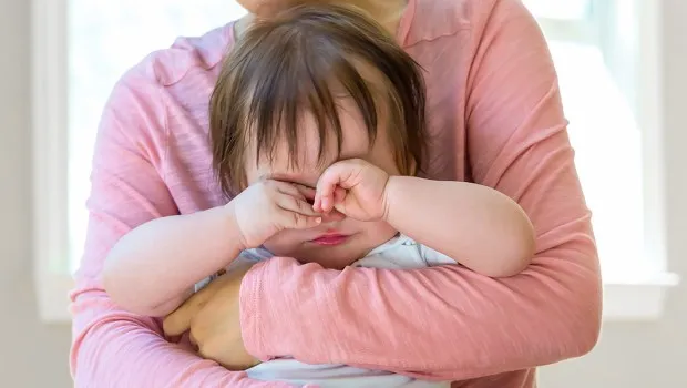 rodzic pociesza płaczące dziecko