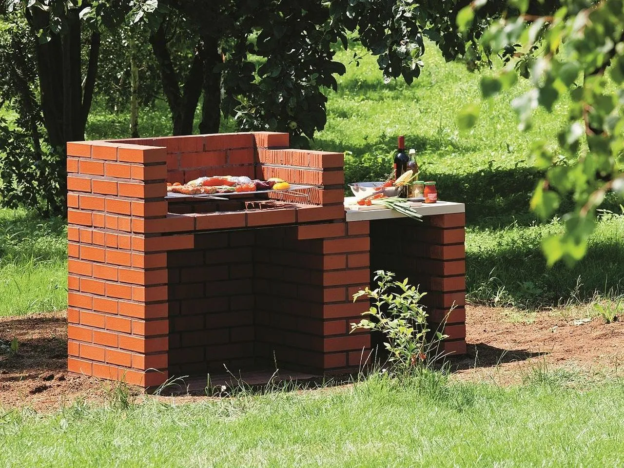 r&oacute;żne materiały na grill ogrodowy cegła klinkierowa kamień beton