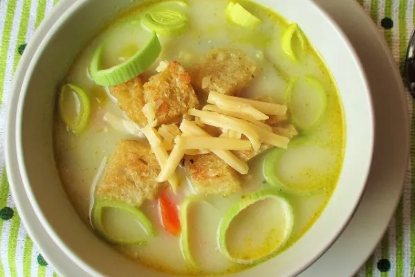 zupa porowa z grzankami