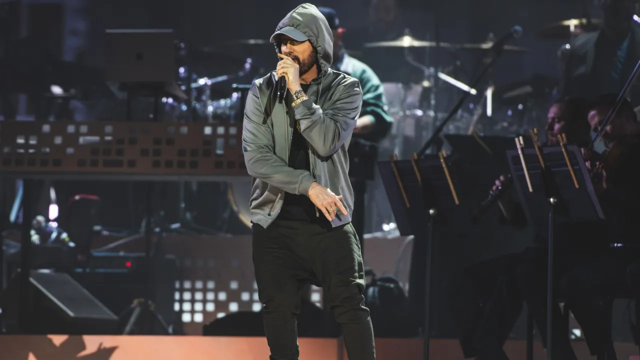 Eminem na scenie z orkiestrą. Zastanawiasz się, ile kosztuje bilet na koncert Eminema?