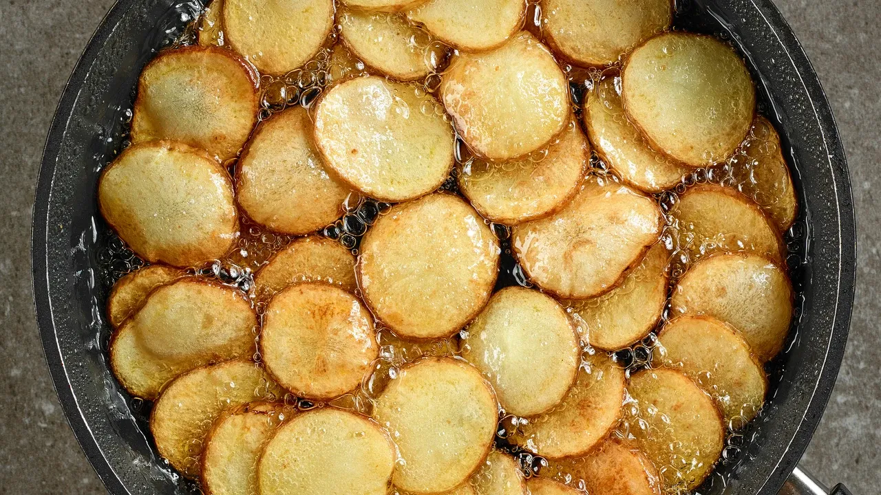 Zdjęcie Por qué sale mucha espuma al freír patatas y cómo evitarlo fácilmente