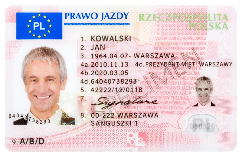 Zdjęcie Czy prowadząc samochód musisz mieć dowód osobisty? Sprawdź obowiązki kierowcy!