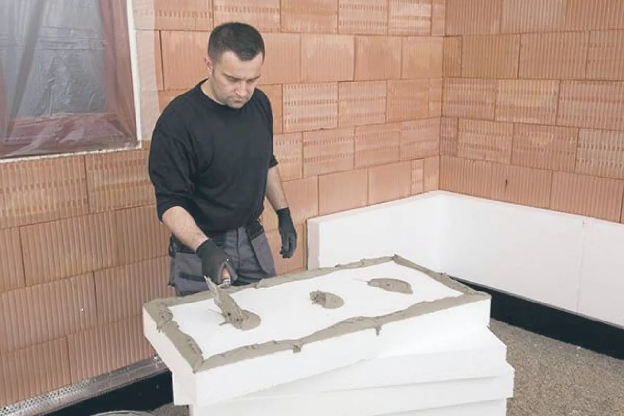 Przygotowanie ściany do ocieplenia, usuwanie glonów i mchów