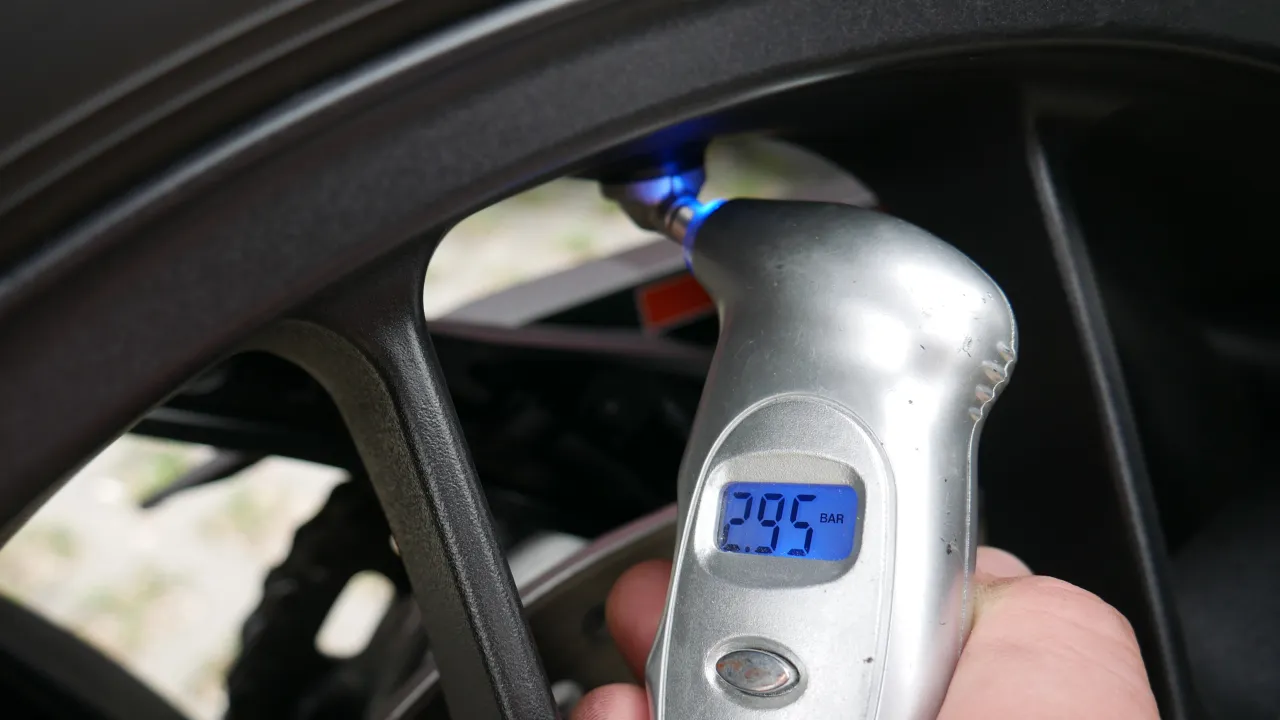 motocykl w zakręcie przyczepność opony