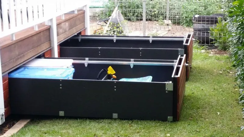 pomysły na zagospodarowanie miejsca pod tarasem inspiracje, schowek pod tarasem, strefa relaksu pod tarasem, mini ogród pod tarasem