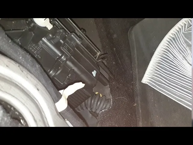 Jeep Cherokee KJ lokalizacja filtra kabinowego pod podszybiem