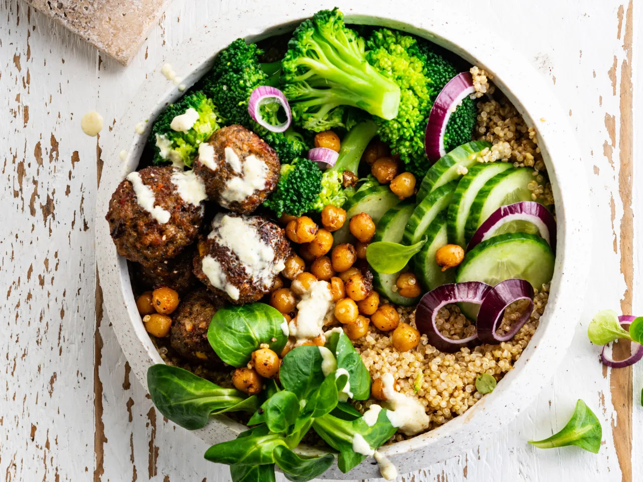 Vegetarische Buddha Bowl mit Quinoa und Kichererbsen