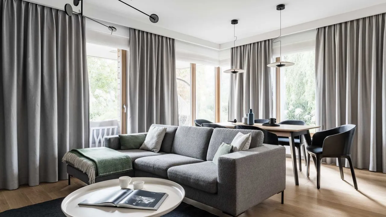 aranżacje salonu z szarą kanapą i stonowanymi zasłonami