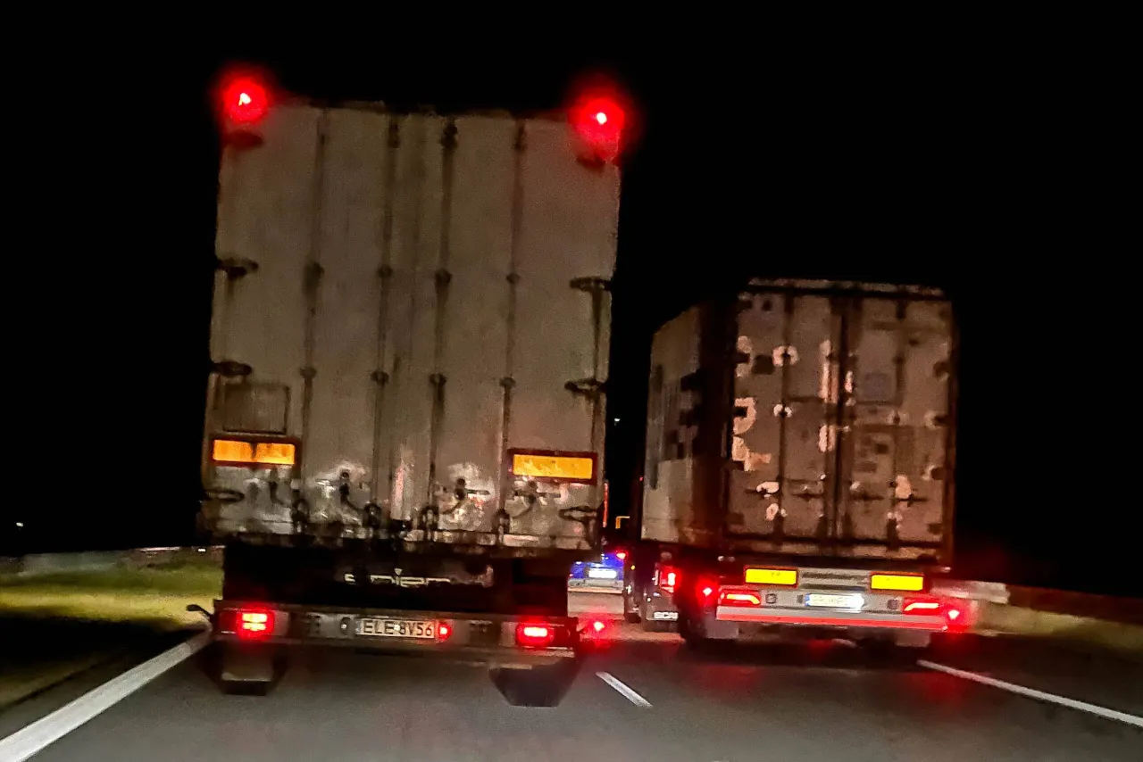 Ciężarówka jadąca autostradą nocą