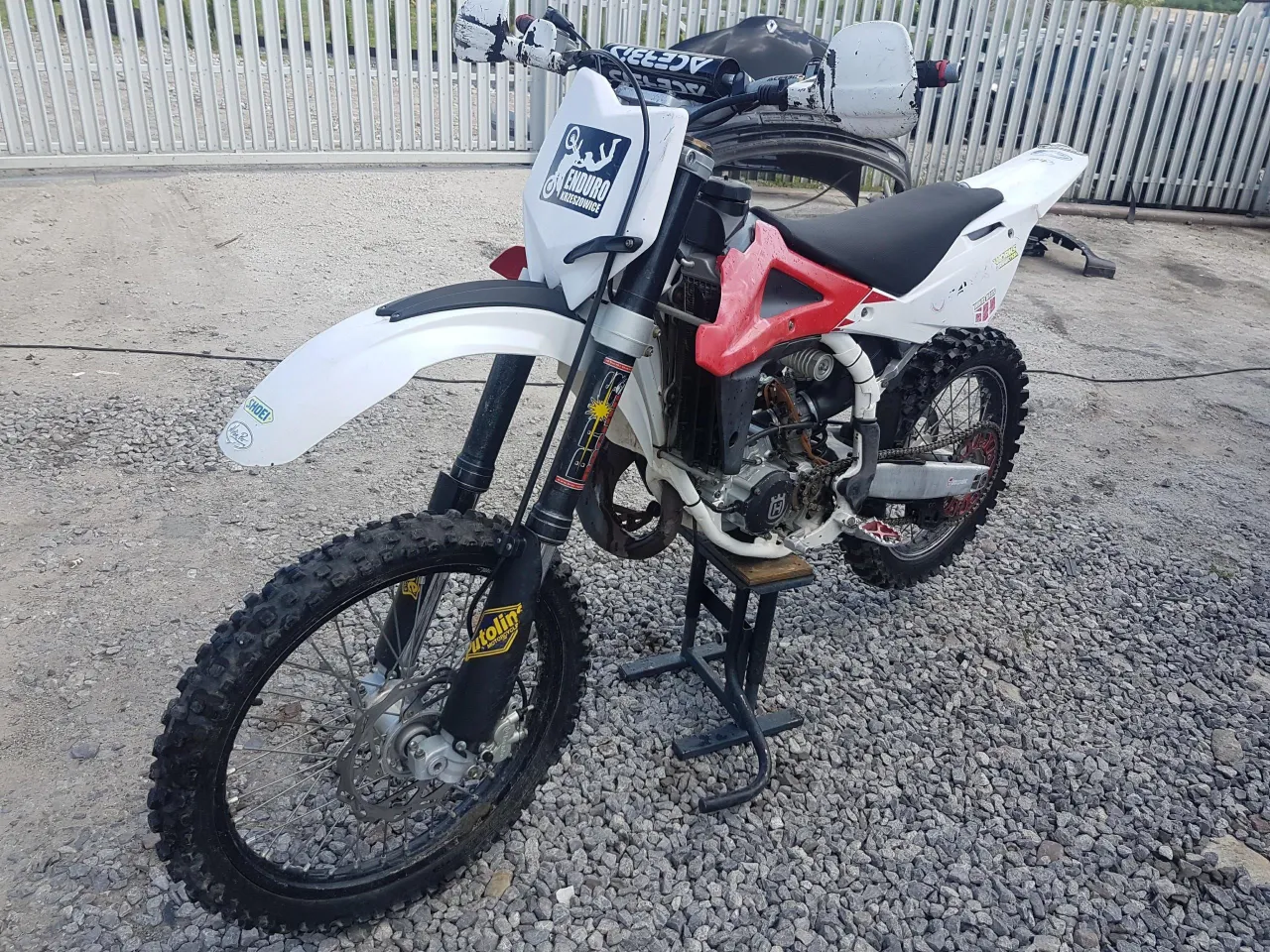 Husqvarna 125 2t gotowy do akcji. Biało-czerwony, z naklejką