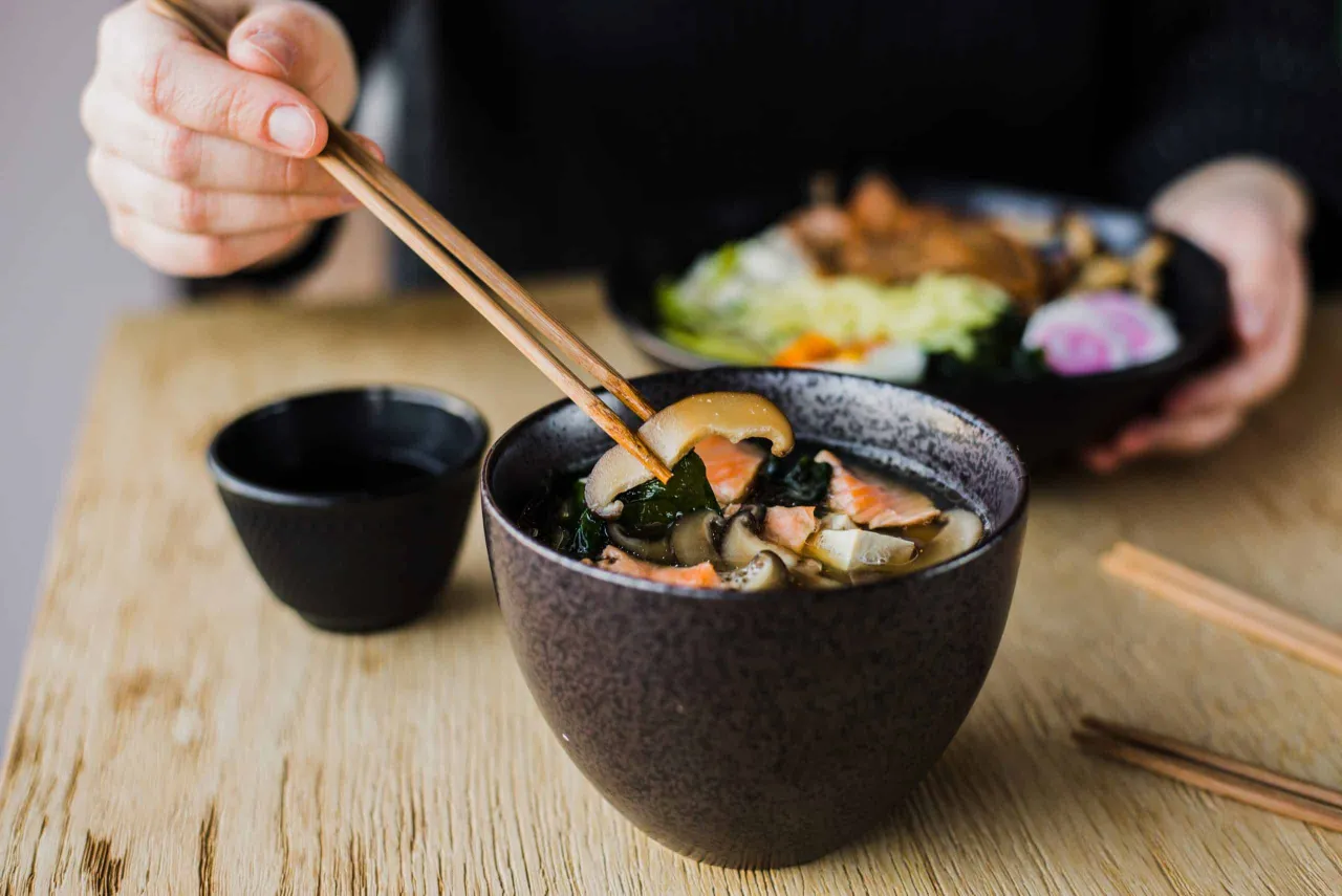 różne rodzaje zup w miskach