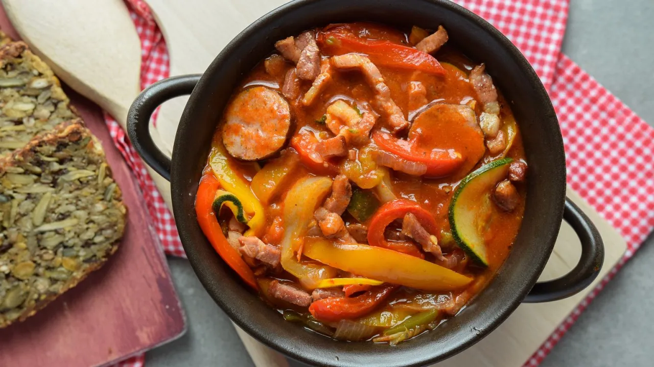 różne rodzaje kiełbas do leczo na desce