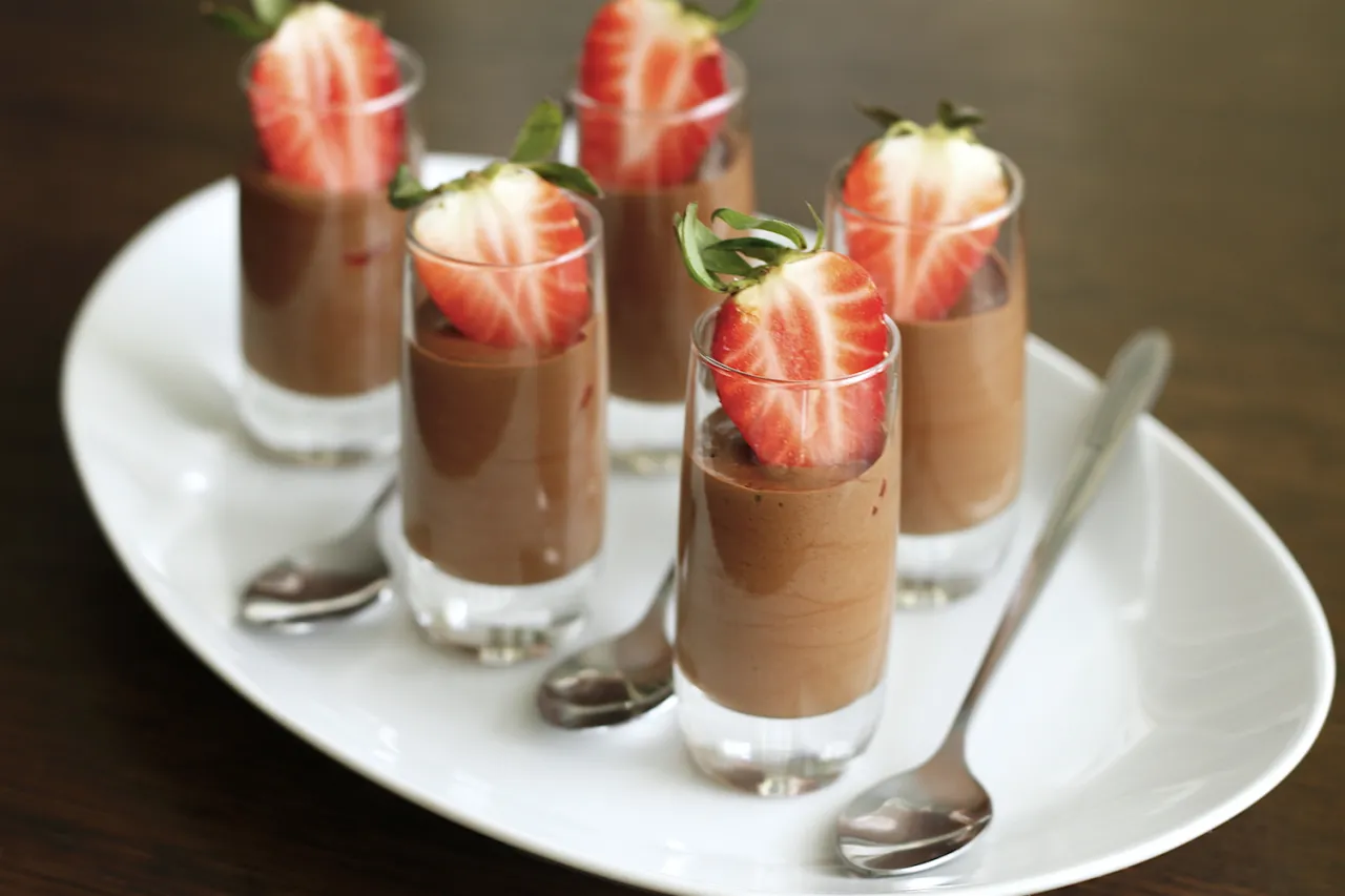 jak udekorować mus czekoladowy, pomysły na podanie musu