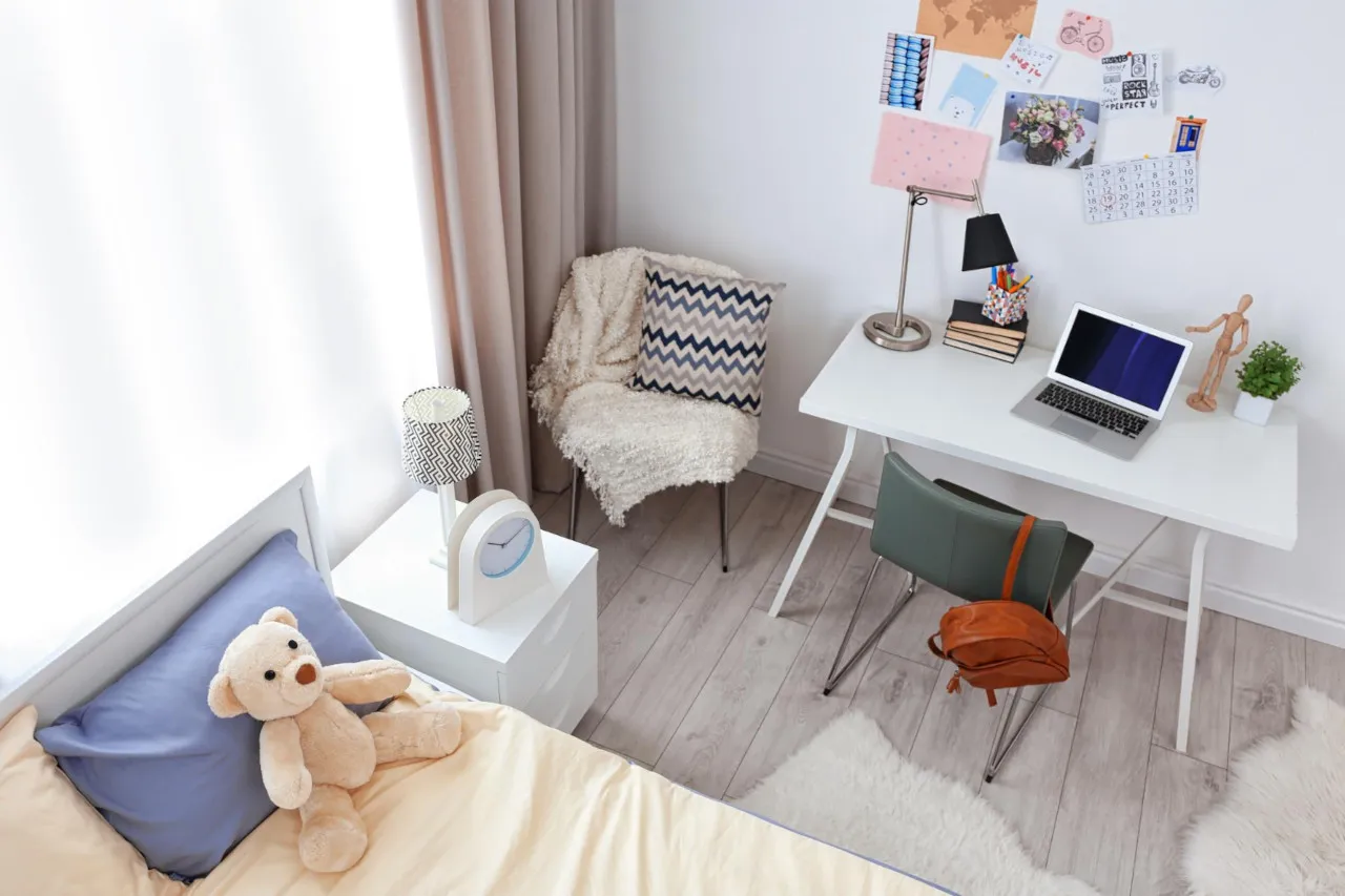 Idealne miejsce do nauki, biurko bez rozpraszaczy